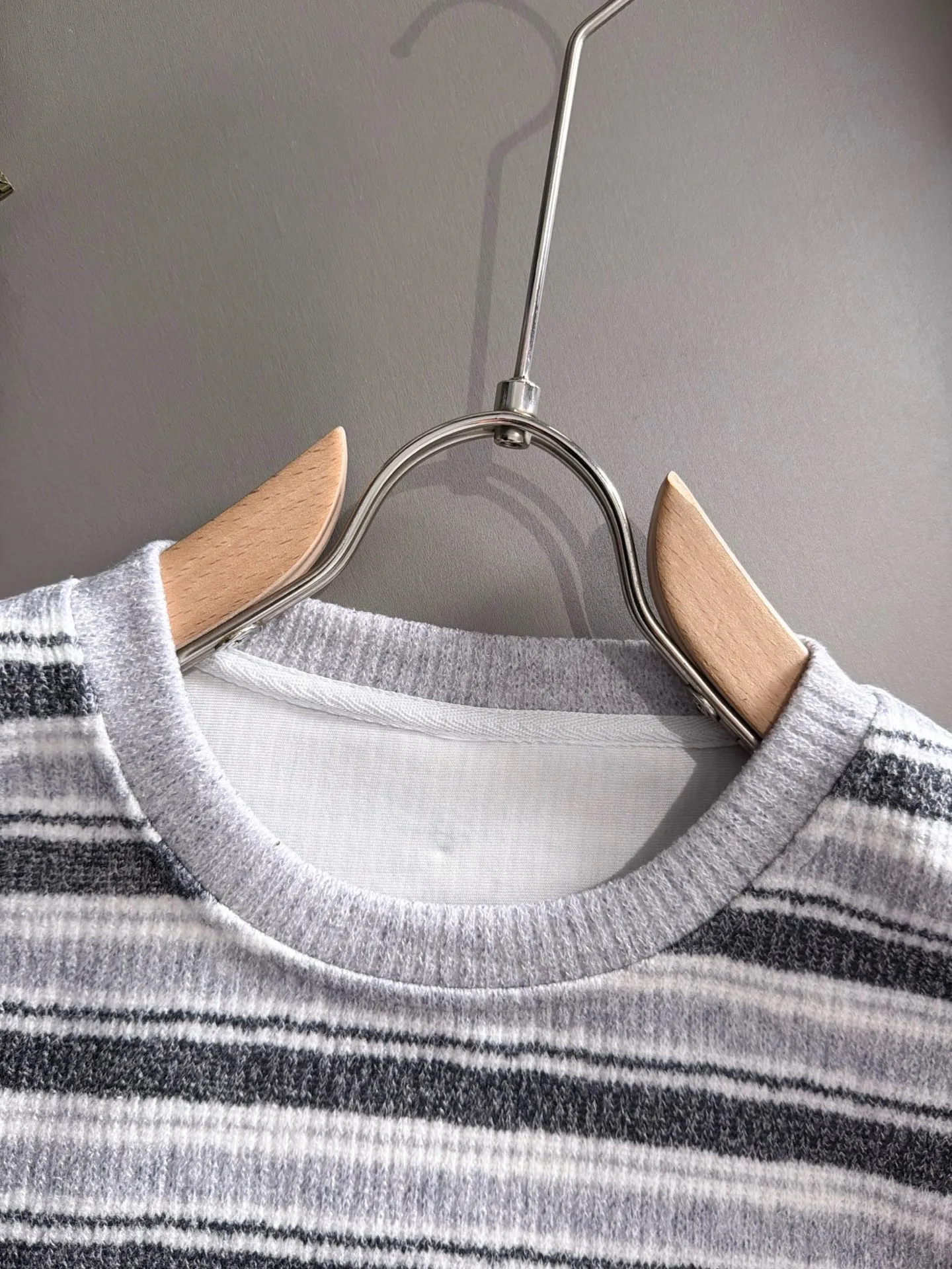 Exclusive launch in Paris of 2026 autumn and winter New Arrival sweatshirts for men and women. Many stars have the same style. Craftsmanship that cannot be replicated by ordinary small workshops. We are not afraid of any challenges in terms of materials, detail restoration and craftsmanship, just to provide you with wonderful products. Compare the top Original versions at will. No expense is spared just to make it better. Unique imported fabric feel. Purely imported German machine production. Precision operation. Thousands of needles density. Complete set of New Arrival accessories with three standards. Versatile fashionable upper body. A perfect choice for autumn and winter. A must-have item. Sizes: M-3XL (please state your height and weight when placing an order)